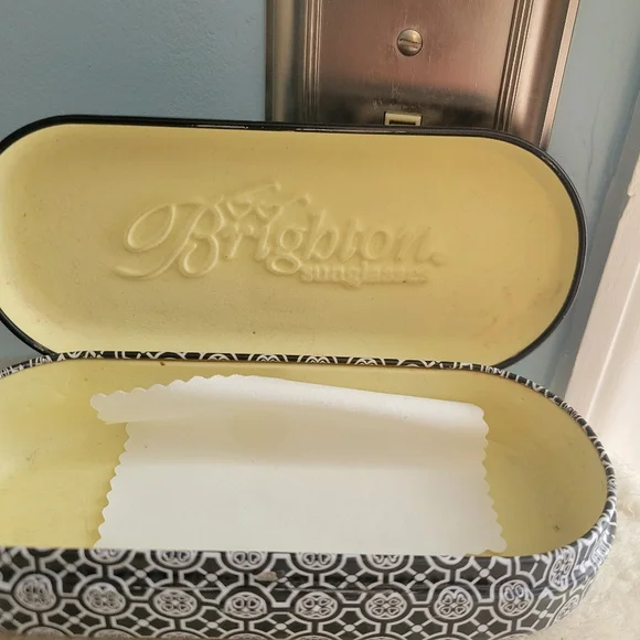 BRIGHTON  “Love Daisy” Readers, Eye Glasses 2.5 Strength. White Frames, Tin Case - Picture 3 of 9